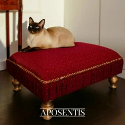 Dionne -Pet Supplies Sales Shop Aposentis red design Pet europe Barocco motief studded back gold bold weelderig damast opmaatgemaakt uniek gepersonaliseerd opmaatgemaakte hondenmand dog cat dogsbed bed